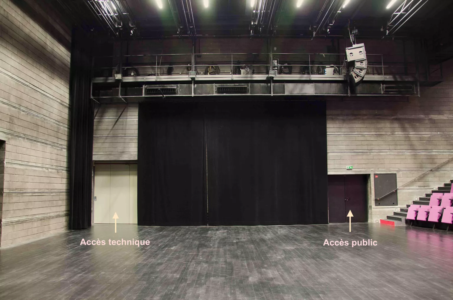 grande salle / plateau - cour