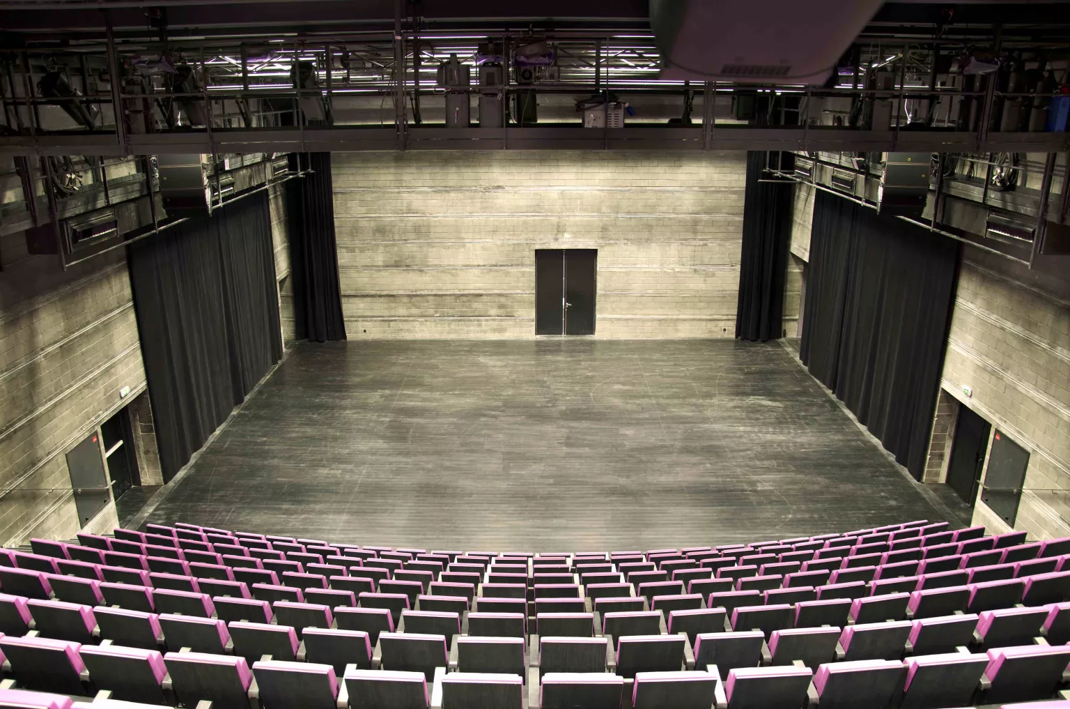 grande salle / vue de la regie