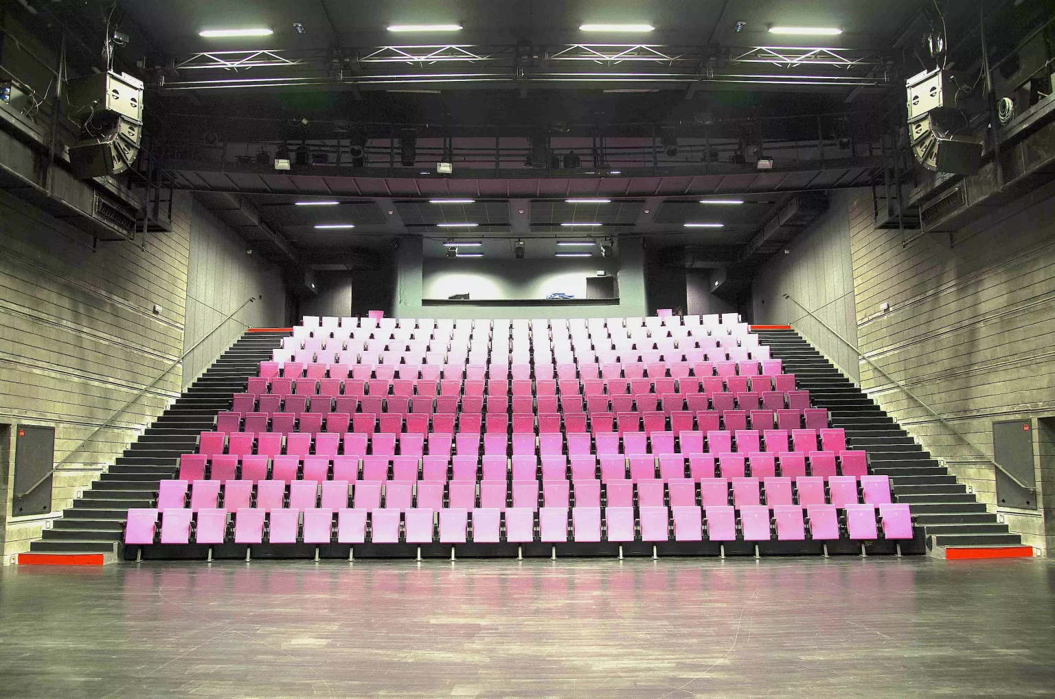 grande salle / vue du plateau